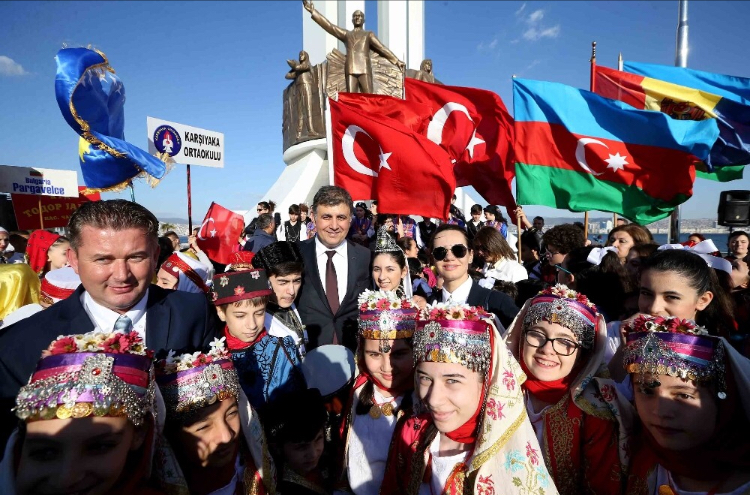 Çocuk Şenliği, bu yıl da dünya çocuklarını Karşıyaka' da buluşturdu