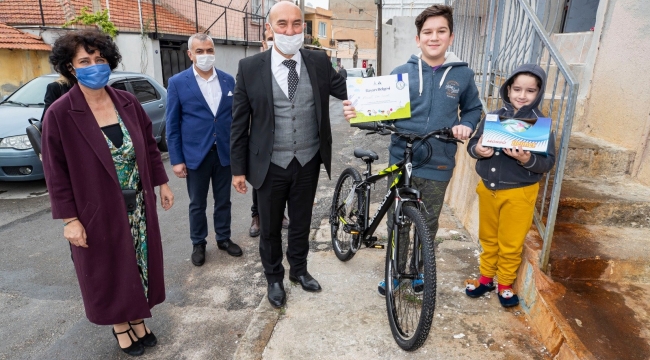 Başkan Soyer'den çocuklara sürpriz ziyaret