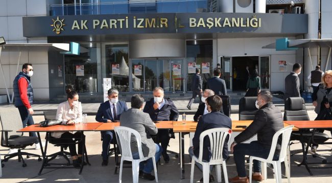 AK Parti il yönetimi bahçede çalışıyor