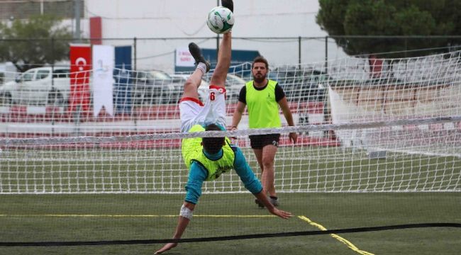 Bayraklı'da 'Ayak Tenisi Turnuvası' sonuçlandı