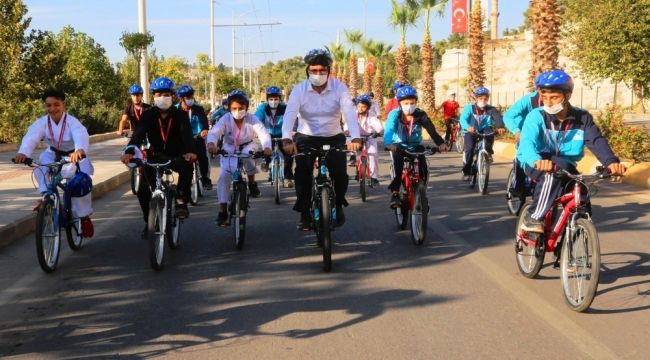 Belediye başkanı şampiyon sporcularla pedal çevirdi