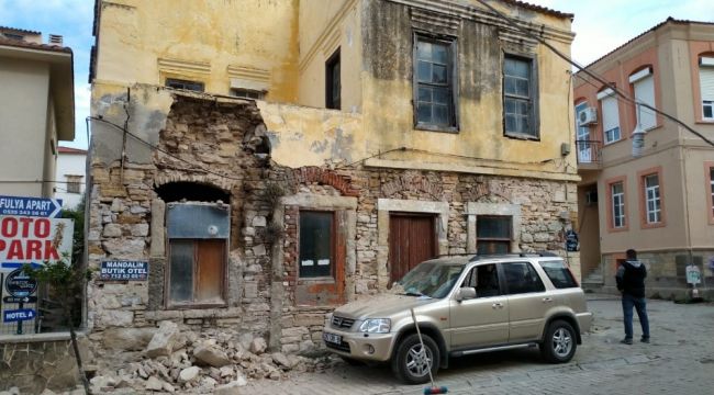 Deprem Çeşme'deki bazı binaların duvarlarını yıktı