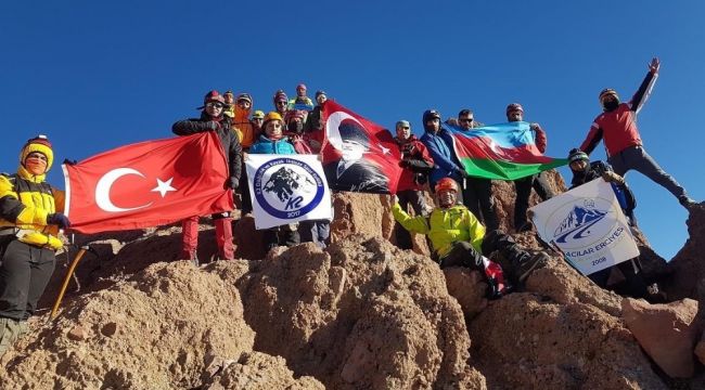 Erciyes'in zirvesine, Cumhuriyet yürüyüşü