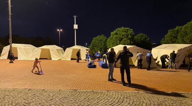 İzmir Büyükşehir Belediyesi afetzedelerin yanında