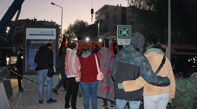 İzmir'de 20 saattir kurtarma çalışmaları devam ediyor