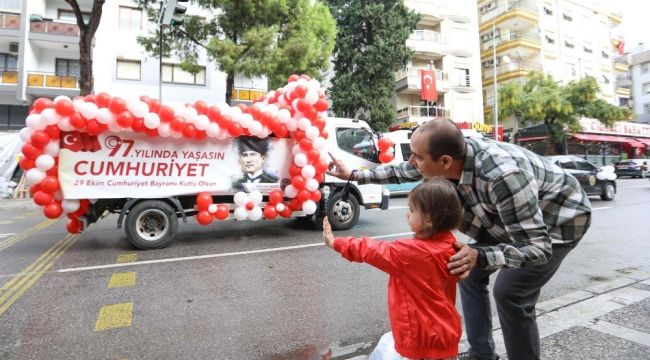 İzmir'de Cumhuriyet coşkusu her ilçeyi sardı