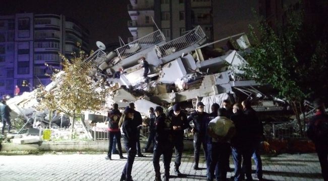 İzmir'deki enkazdan bir kişinin daha cansız bedeni çıkarıldı