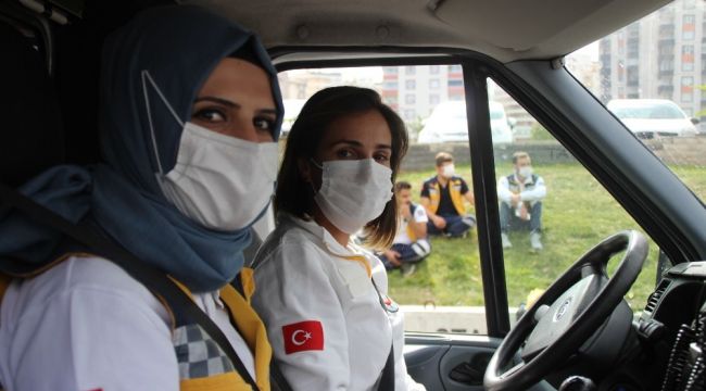 Kadın ambulans şoför adaylarına zorlu eğitim