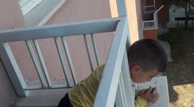 Kafası balkon korkuluklarına sıkışan çocuğu itfaiye kurtardı