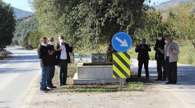 Ana yolda giderken bir anda karşılarına mezar çıkıyor