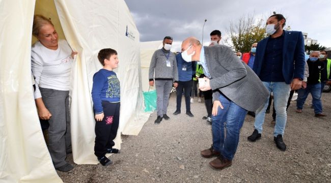 Başkan Soyer'den çadırdaki depremzedelere ziyaret