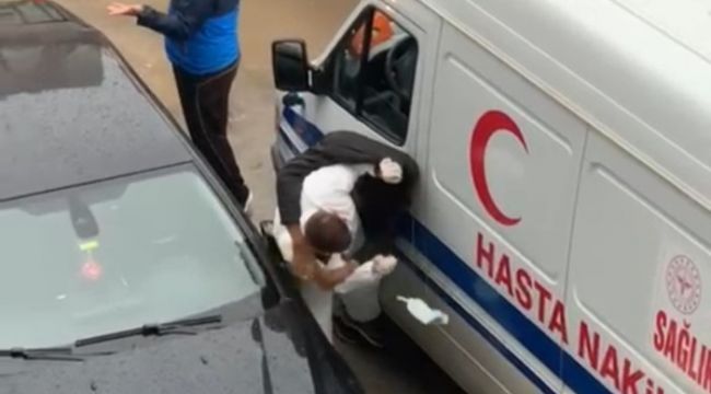 'Ben polisim' diyerek ambulans şoförünü dövdü