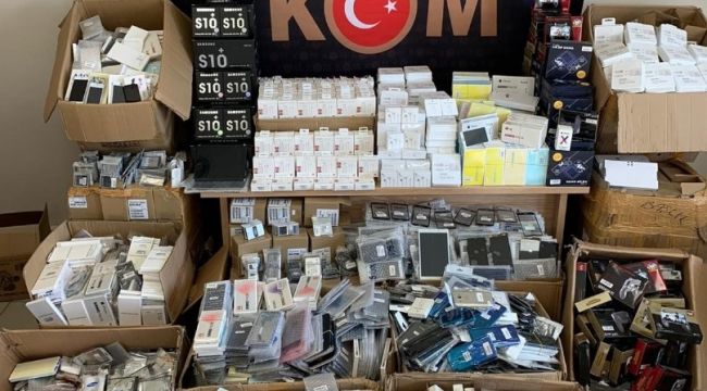 Binlerce kaçak telefon parçası ele geçirildi