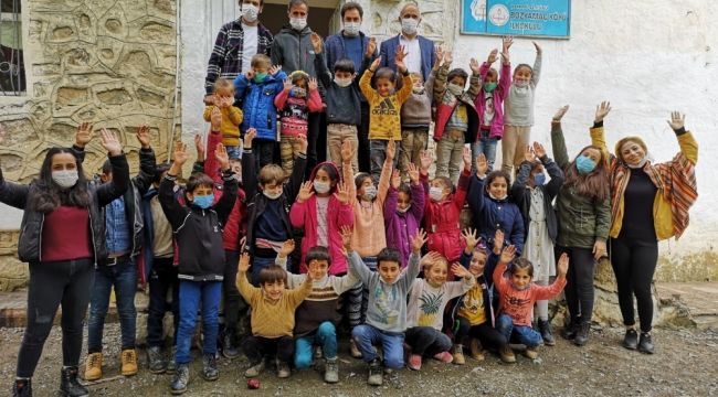 'Bir Oyuncak Da Senden" ekibi köy yollarında