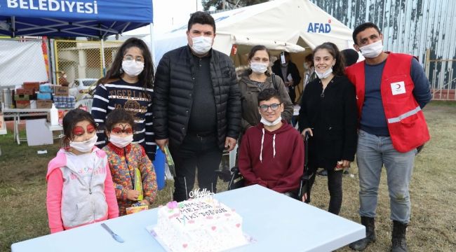 Çadır kentte umut dolu doğum günü sürprizi