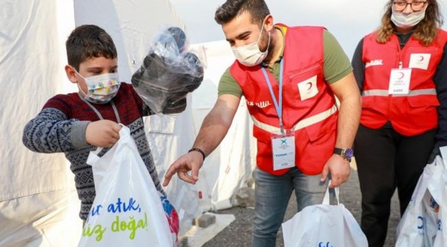 Depremzede çocuklara giyecek ve uyku tulumu dağıtıldı