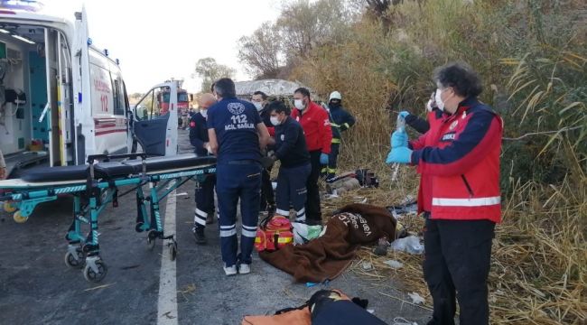 Düzensiz göçmenleri taşıyan minibüs takla attı: 2 ölü, 25 yaralı