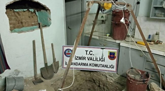 Evin mutfağında kaçak kazı yaparken yakalandılar