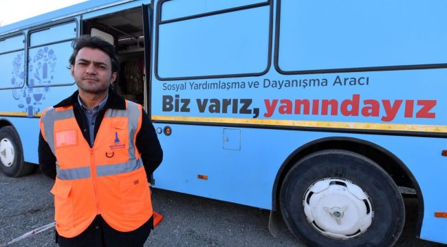 İzmir Büyükşehir'in giyim otobüsü depremzedelerin hizmetinde