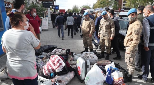 İzmir'de hasarlı binalardan tahliyeler devam ediyor