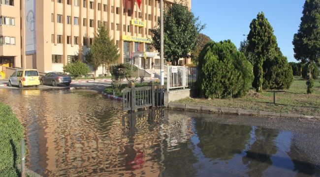 Su borusu patladı, PTT Başmüdürlüğü önü göle döndü