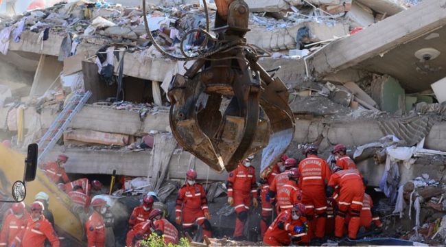 Yıkılan her bina için ayrı ayrı enkaz toplama alanı