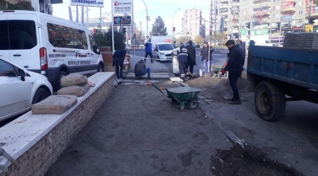 Bağlar'da bozulan parke taşları yenileniyor