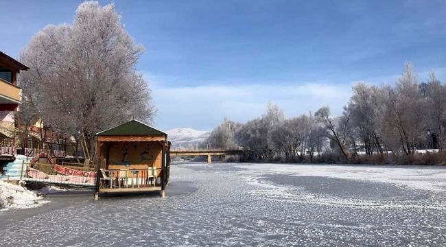 Bayburt'ta Çoruh nehri buz tuttu