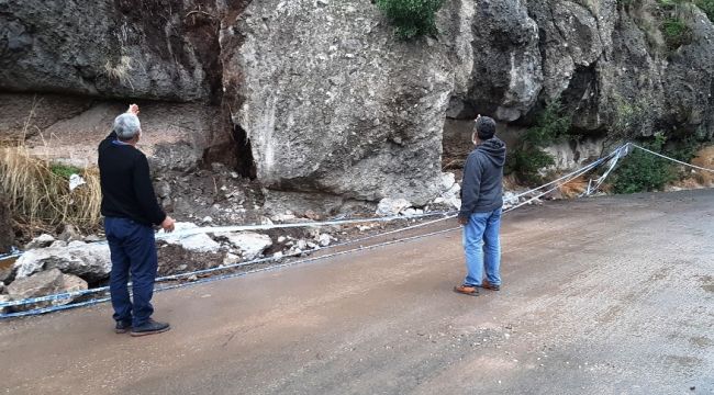 Bodrum'da tonlarca ağırlıktaki dev kaya parçası yola düştü