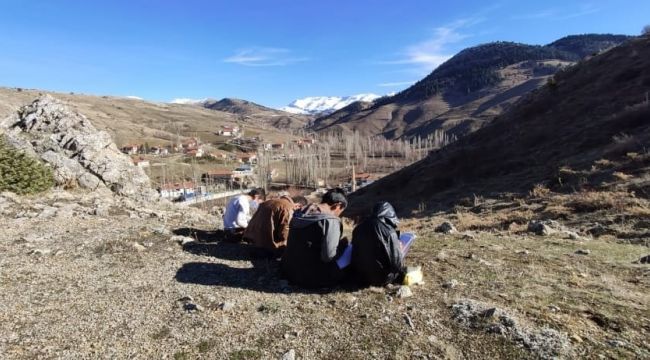 Bu köyde çocuklar uzaktan eğitim alabilmek için tepelere çıkıyor