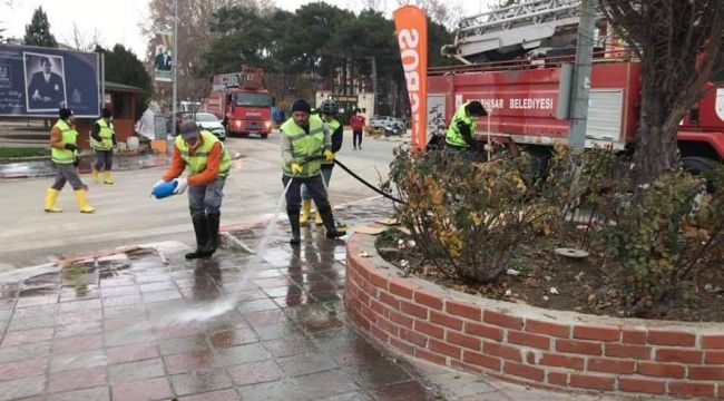 Cadde ve sokaklar köpüklü suyla yıkandı