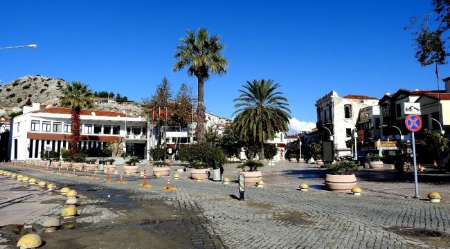 Çeşme'de yazlık evler dolu, sokaklar boş