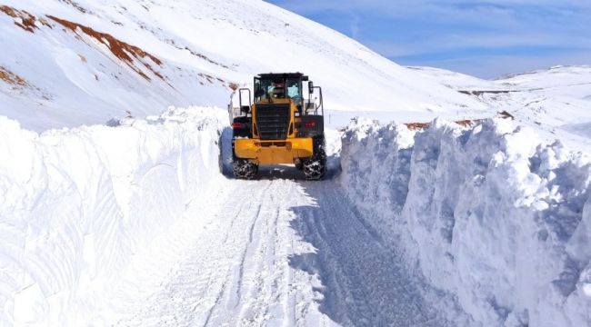 Erzincan'da 19 köy yolu kar ve tipiden ulaşıma kapandı