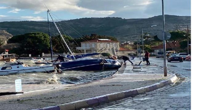 Foça'da tekneler battı