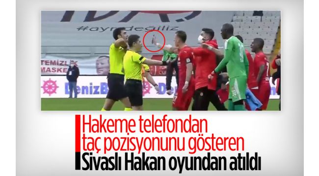 Hakeme telefondan pozisyon gösteren Hakan Arslan kırmızı kart gördü