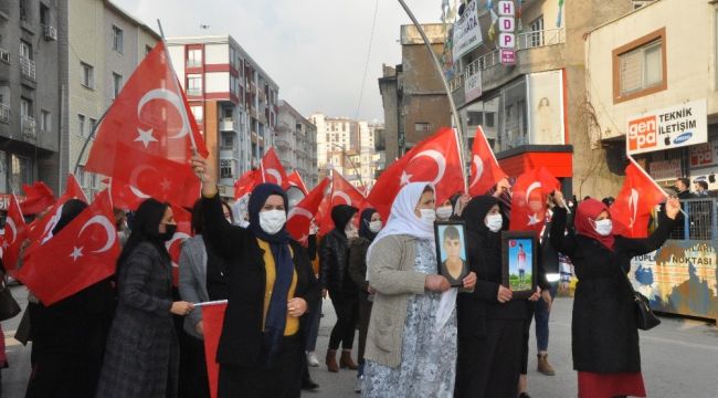 HDP'liler acılı annelere taş fırlattı