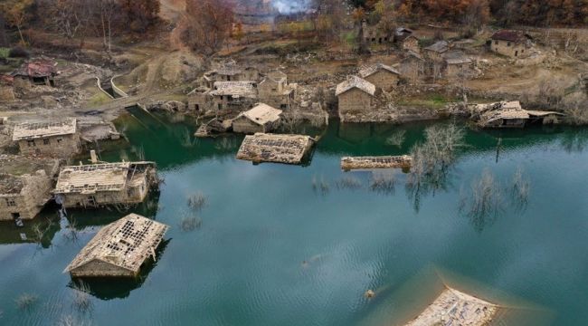 Isparta'da sular altında kalan köy evlerinde seyirlik görüntüler