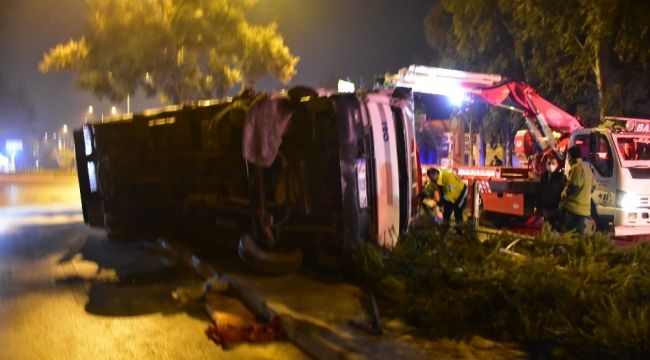 İzmir'de kontrolden çıkan kamyon yan yattı: 1 ağır yaralı