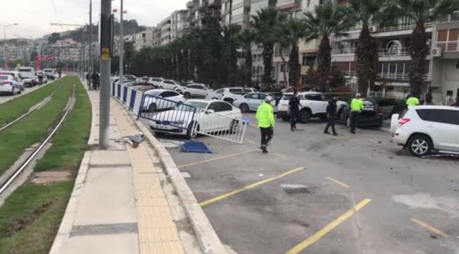 İzmir'de otomobil yürüyüş yapanların arasına daldı