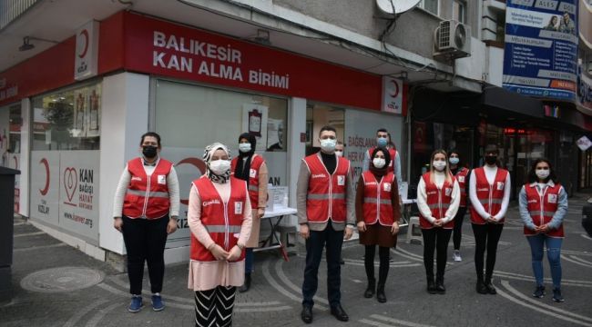 Kızılay'ın gençleri pandemide kan vermeye dikkat çekti