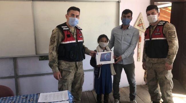 Sarıkamış'ta jandarma öğrencilere tablet dağıttı