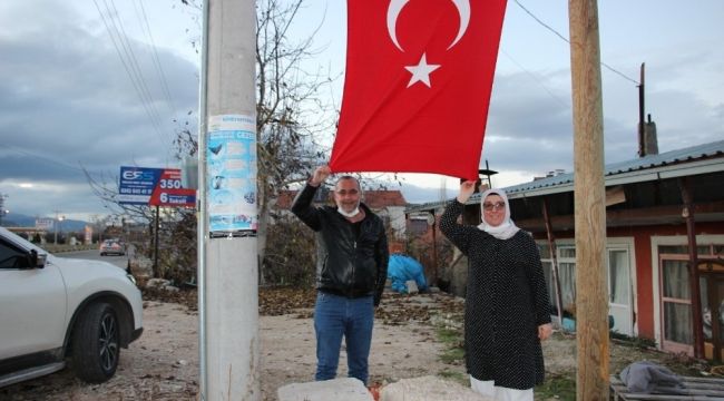 Türk bayrağı yenisiyle değiştirildi