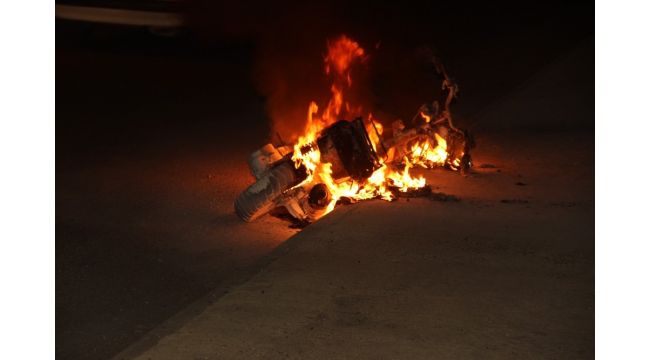 Akılalmaz olay: seyir halindeki motosiklet alev aldı