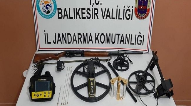 Balıkesir'de izinsiz kazıda 3 lahit ele geçirildi