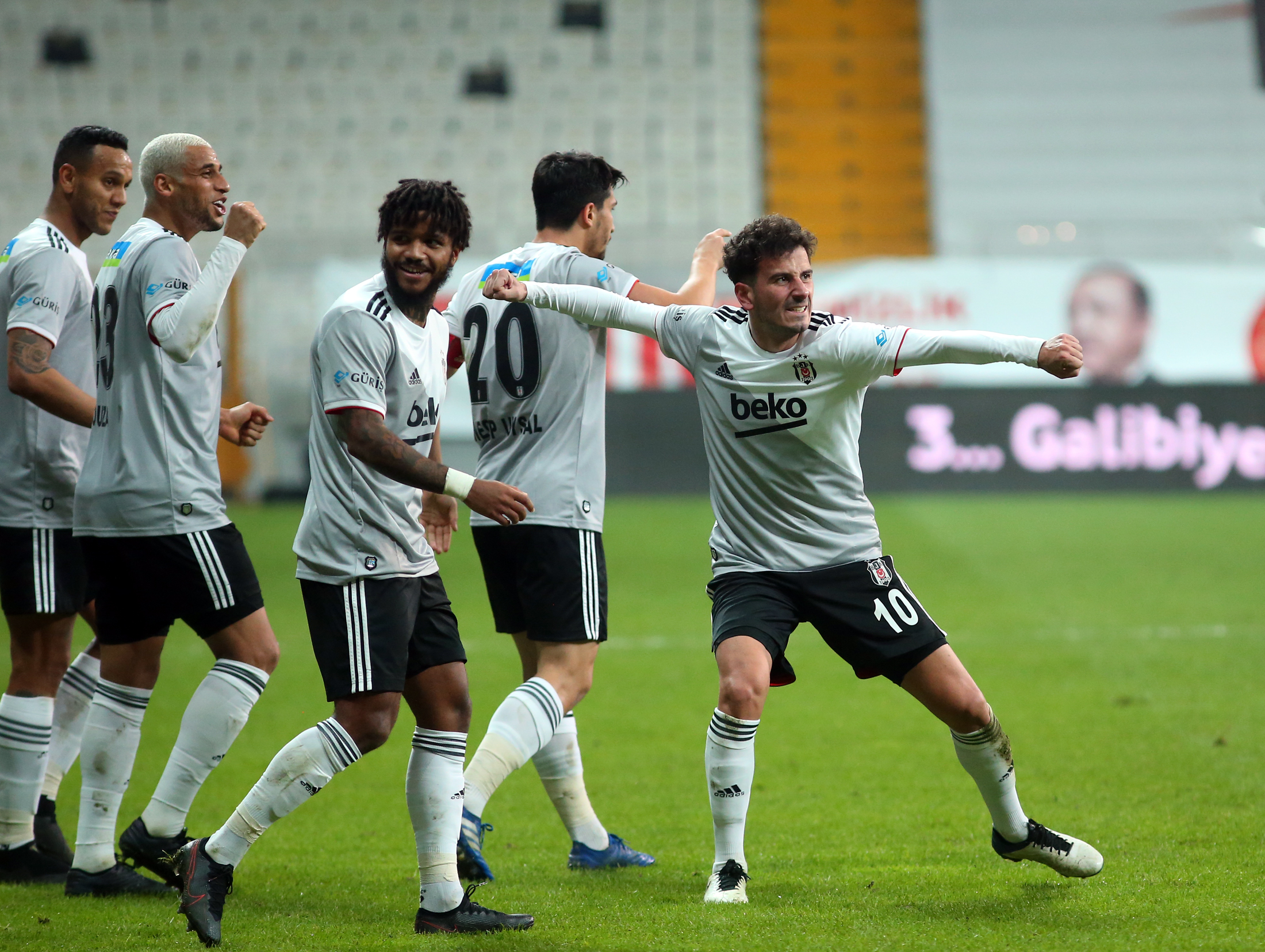 Beşiktaş gol oldu yağdı, koltuğu geri aldı