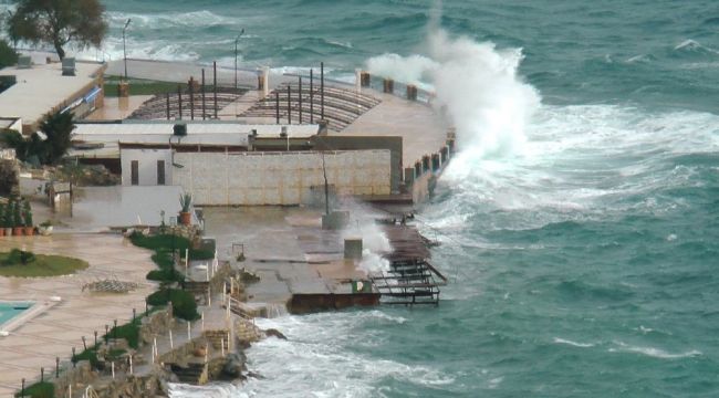 Bodrum'da fırtına nedeniyle feribot seferleri iptal edildi, deniz kahverengiye döndü