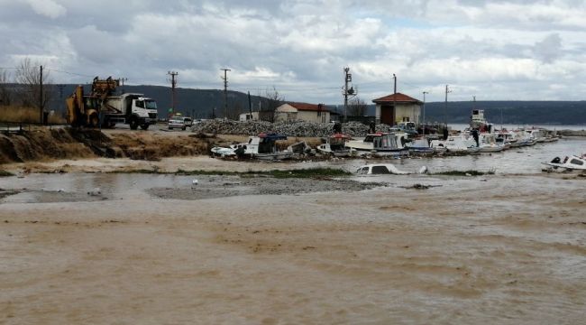 Çanakkale'de Kepez deresi taştı, iki tekne battı