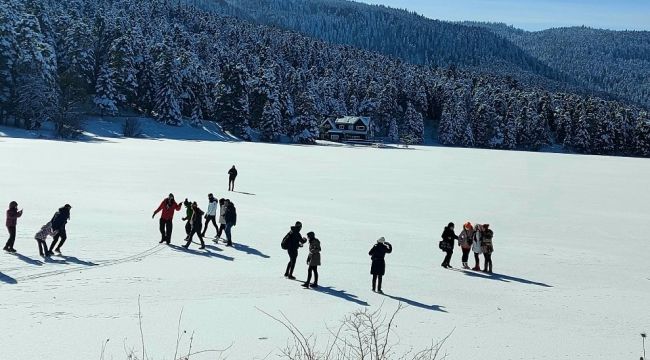 Donmuş göl üzerinde tehlikeli anlar