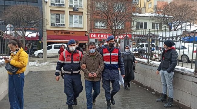 Firari tutuklu çaldığı trafik levhalarıyla birlikte yakalandı