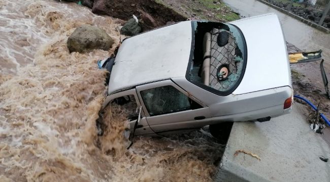 İzmir'de park halindeki araç sele kapıldı